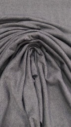 Gris oscuro