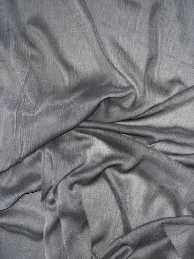 Gris oscuro